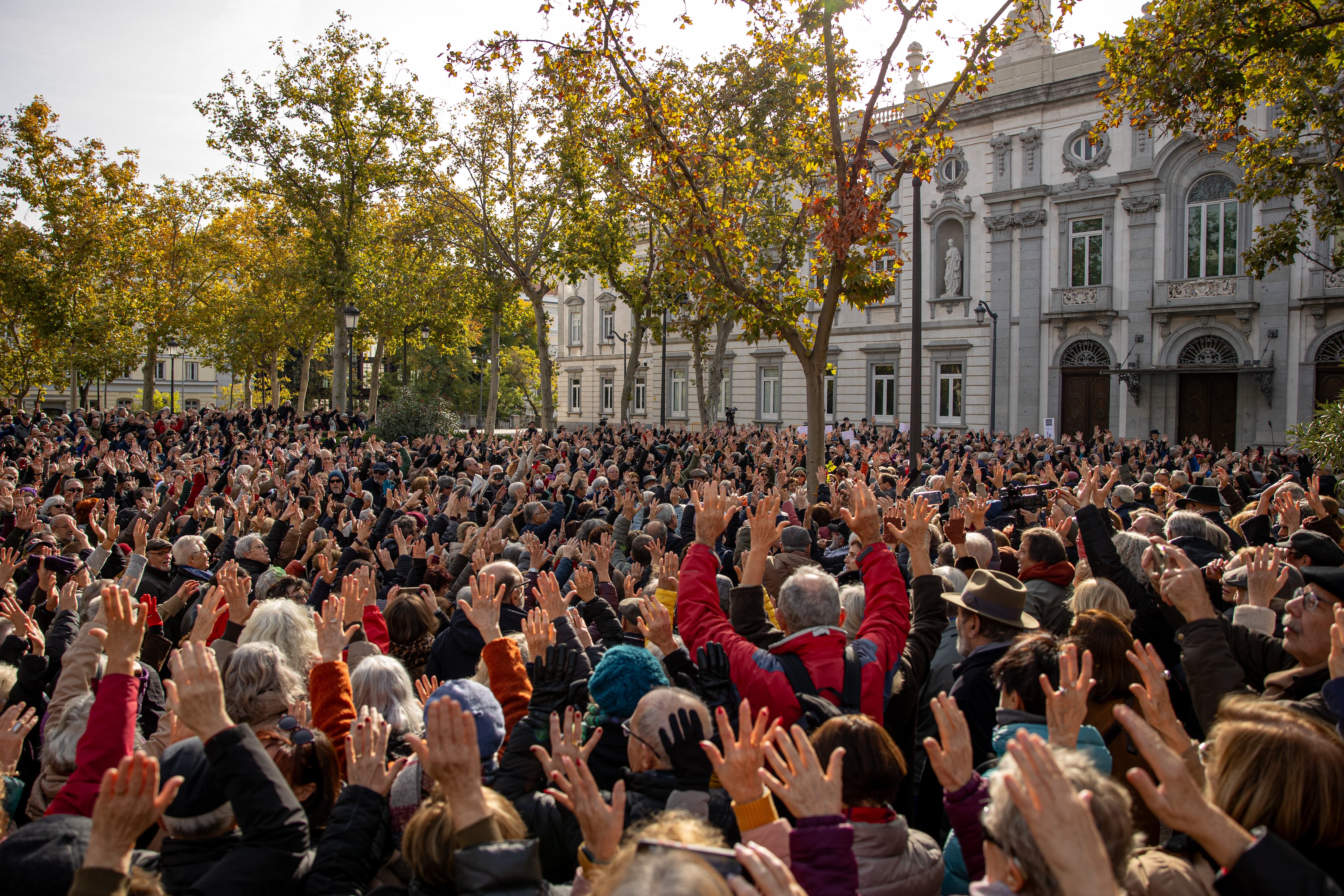 MADRID (ESPAÑA), 23/11/2025.- Vista de la manifestación este domingo en frente del Tribunal Supremo en Madrid en apoyo al fiscal general del Estado, Álvaro García Ortiz, tras su condena a dos años de inhabilitación y a una multa de 7.200 euros por un delito de revelación de datos reservados. EFE/ Daniel González