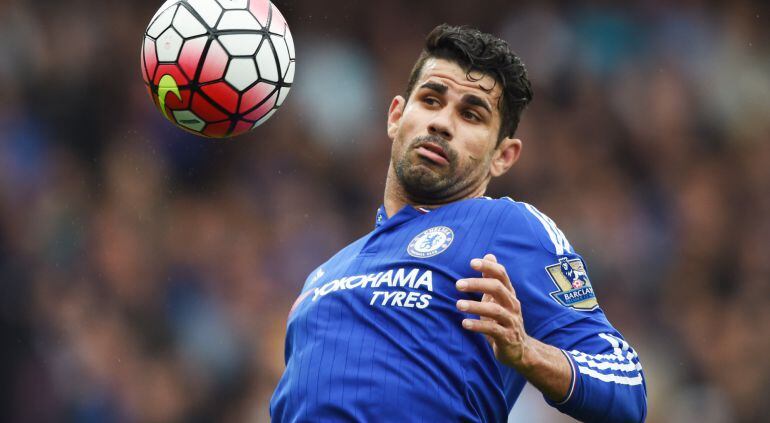 Diego Costa controla un balón en el Chelsea