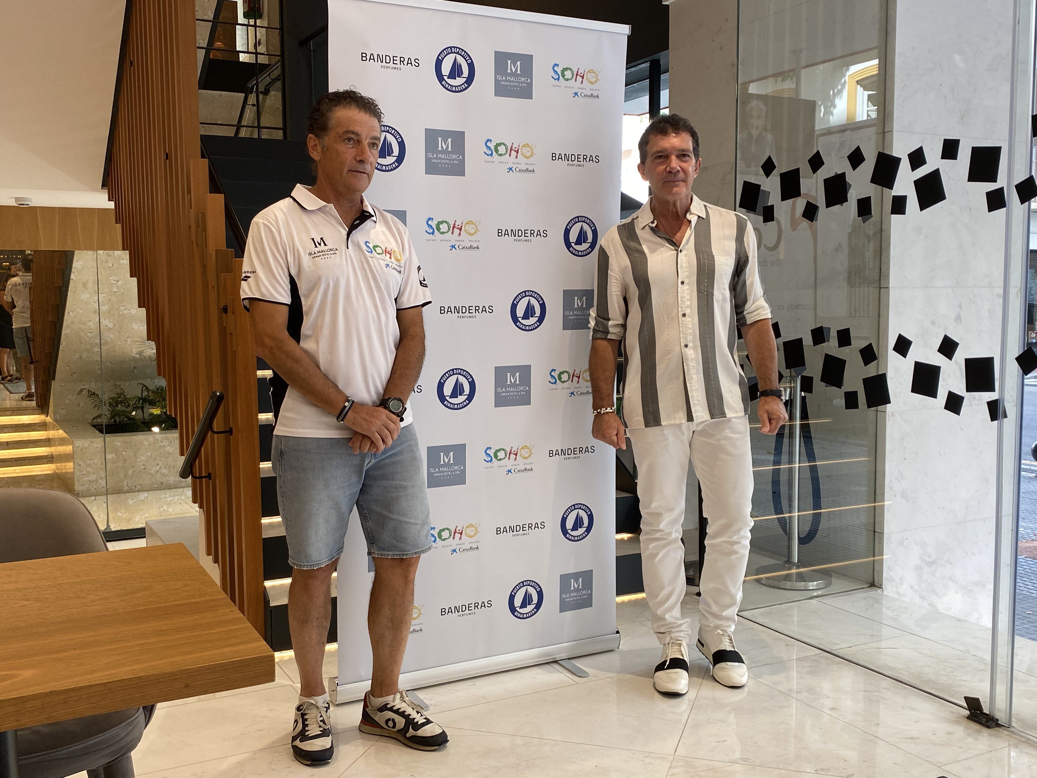 Los hermanos Banderas en la presentación del equipo Teatro del Soho CaixaBank