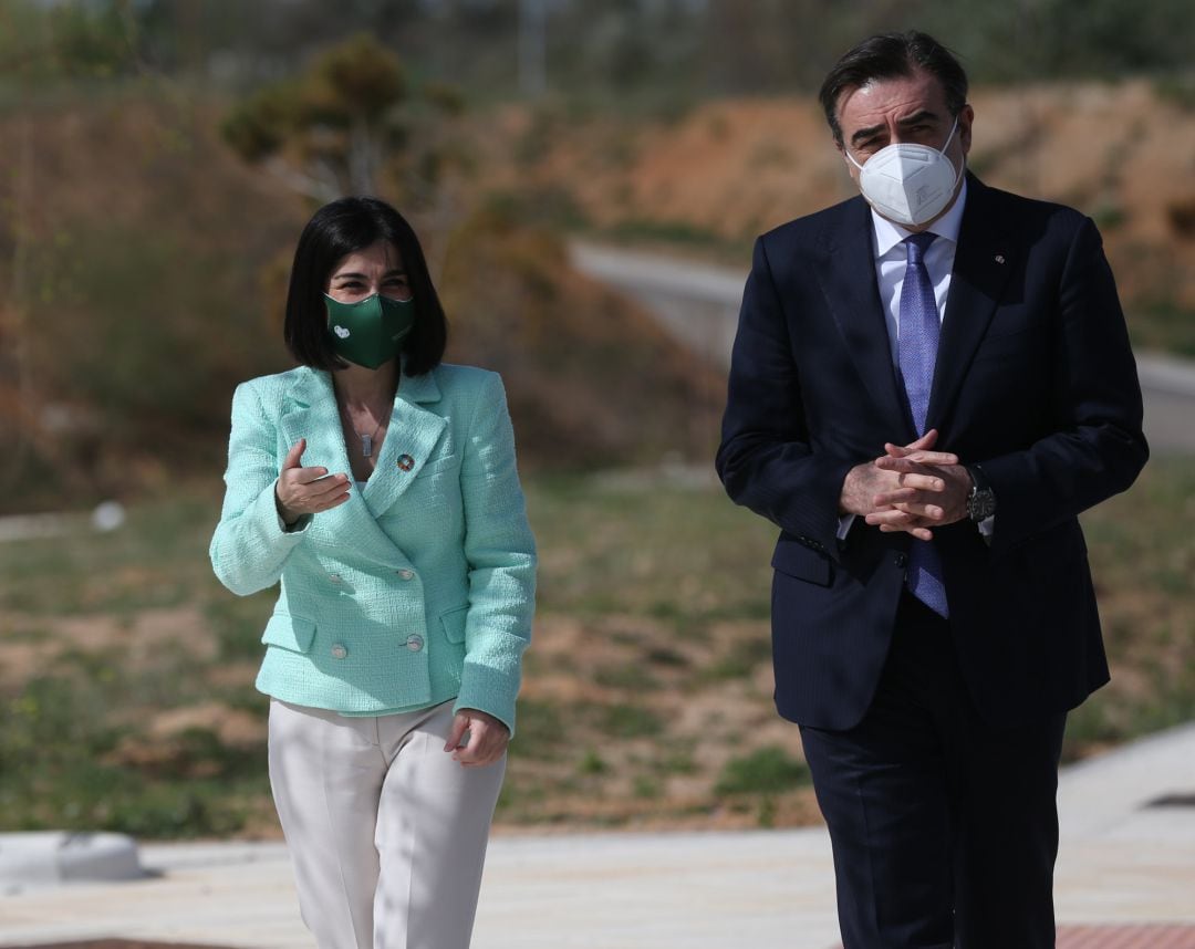 La ministra de Sanidad, Carolina Darias, y el vicepresidente de la Comisión Europea, Margaritis Schinas, durante su visita al Centro de Vacunación del Hospital Universitario de Toledo, Castilla-La Mancha.