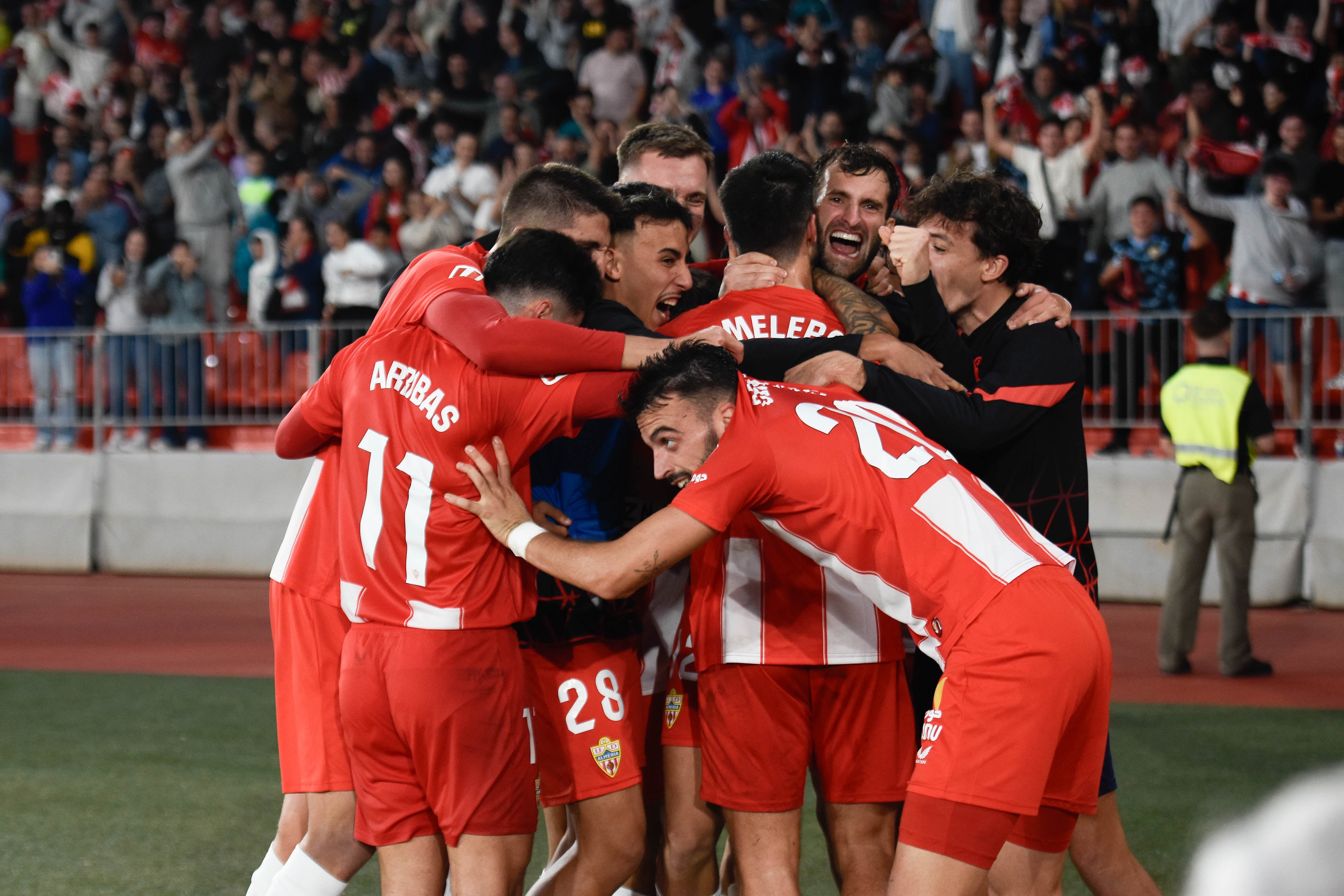 El grupo unido después de remontar al Granada la pasada jornada en un choque impresionante.