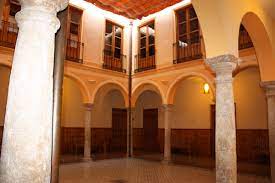 Patio del Centro Cultural &quot;Ciega de Manzanares&quot;, sede del Museo Manuel Piña y el Museo del Queso manchego