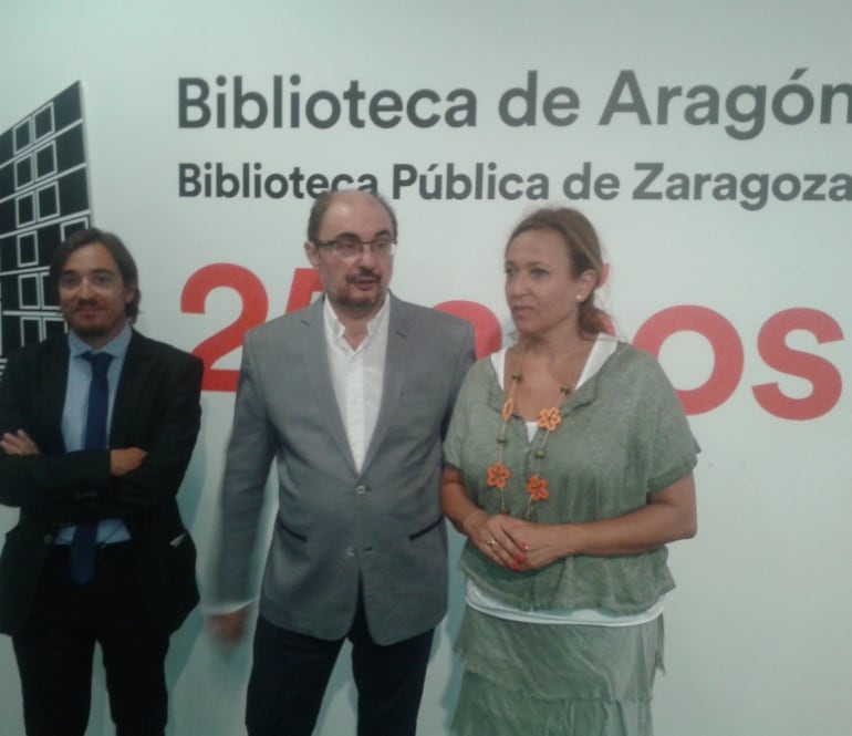 Javier Lambán, acompañado de la consejera de educación, ha visitado la Biblioteca de Aragón