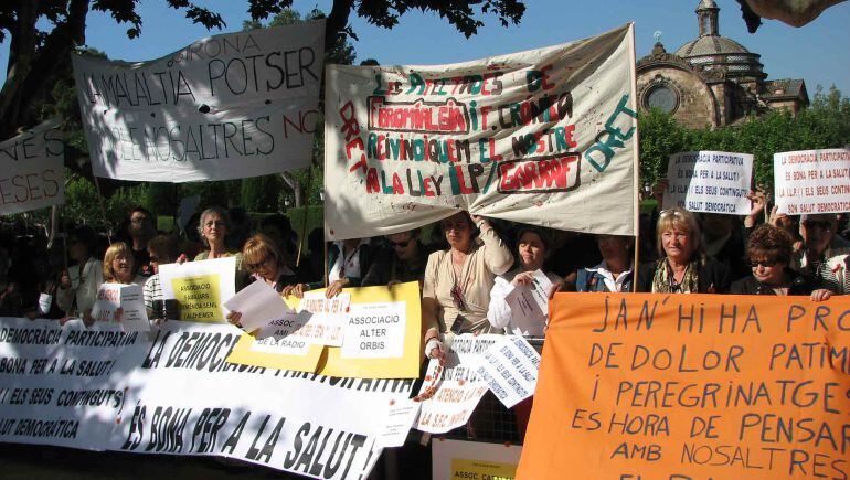 Imatge d'arxiu d'una protesta de malalats de fibromiàlgia davant el Parlament de Catalunya