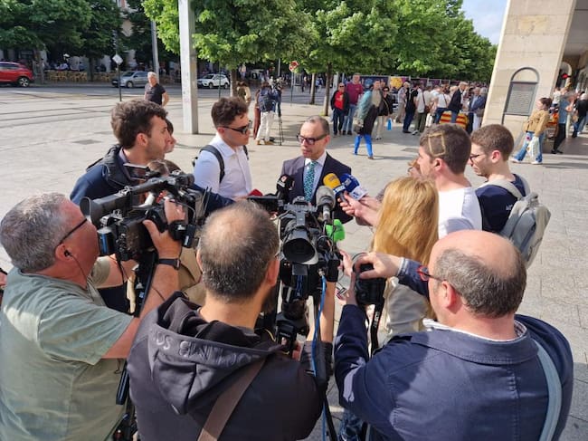 Pedro Olloqui en su atención a los medios de comunicación