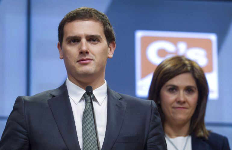 El presidente de Ciudadanos, Albert Rivera, durante la conferencia de prensa en Zaragoza junto a la portavoz de su partido, Susana Gaspar