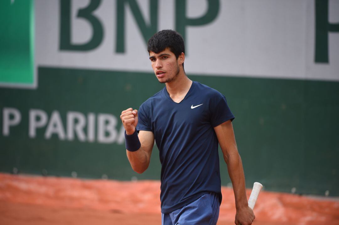 Carlos Alcaraz celebra el pase a la segunda ronda de la previa de Roland Garros