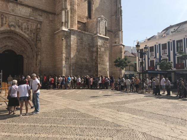 Cientos de personas esperan a la apertura de las puertas de la Iglesia de la Asunción de Valdepeñas (Ciudad Real) para conocer los hallazgos arqueológicos