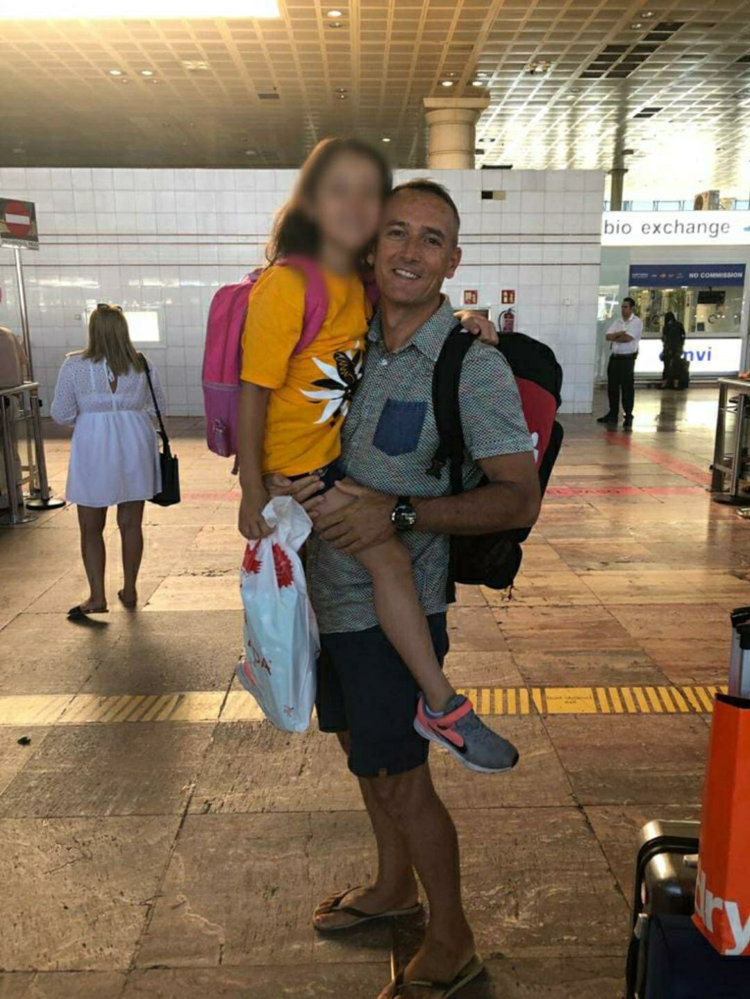 L&#039;Òscar Ballester i la seva filla Natàlia, fa un any, quan va recollir-la a l&#039;aeroport de Toronto