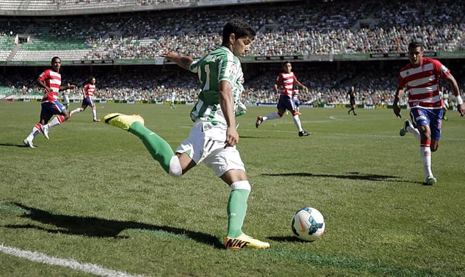 Juanfran centra a puerta, rodeado por jugadores del Granada, durante el partido ante el Granada