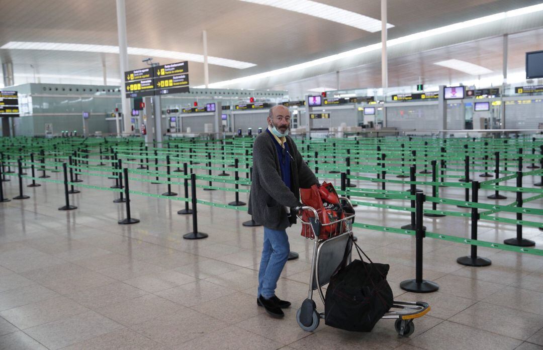 Un passatger a l'aeroport del Prat el passat dilluns 20 d'abril