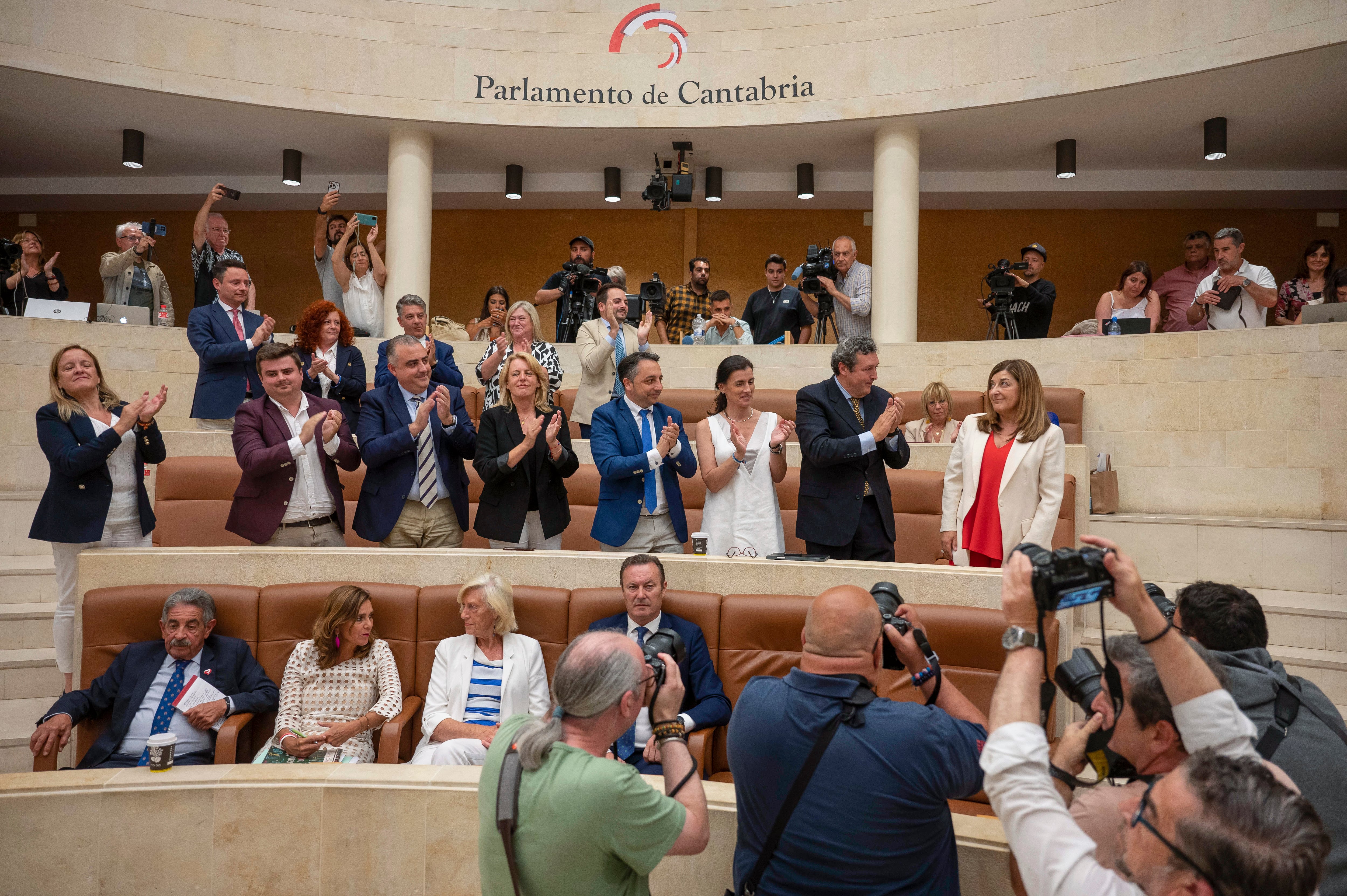 SANTANDER, 03/07/2023.- La presidenta de Cantabria, María José Sáenz de Buruaga (d), es investida este lunes en la segunda ronda de votación con la abstención del PRC y la oposición del PSOE y de Vox en el pleno celebrado en el Parlamento de Cantabria, en Santander. EFE/Pedro Puente Hoyos
