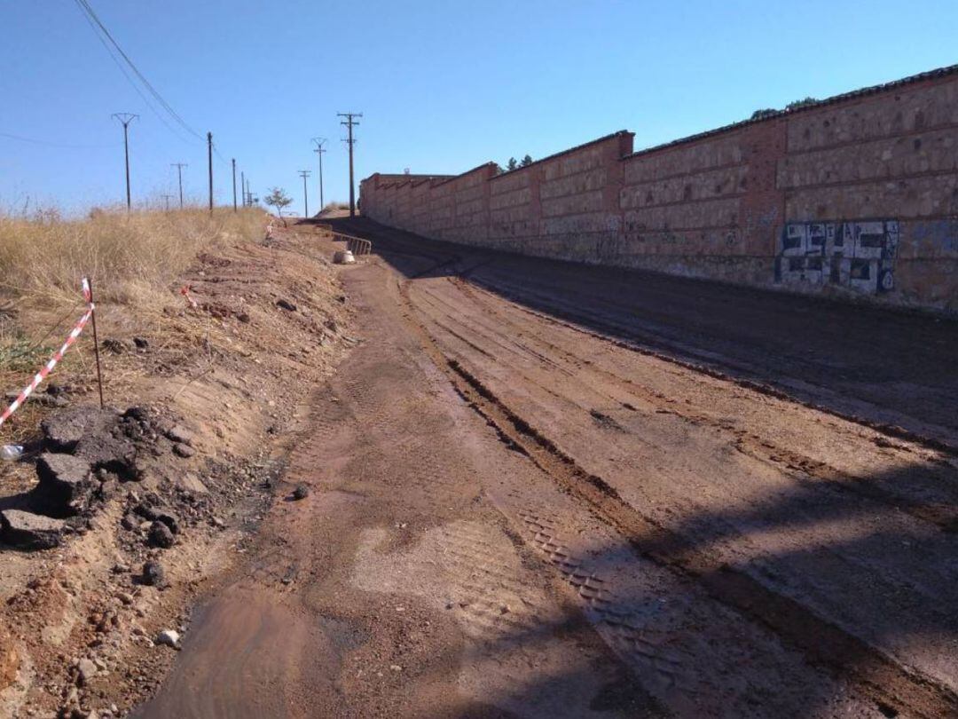 Camino de las Claras antes de ser asfaltado para acoger los puestos del mercadillo de los martes