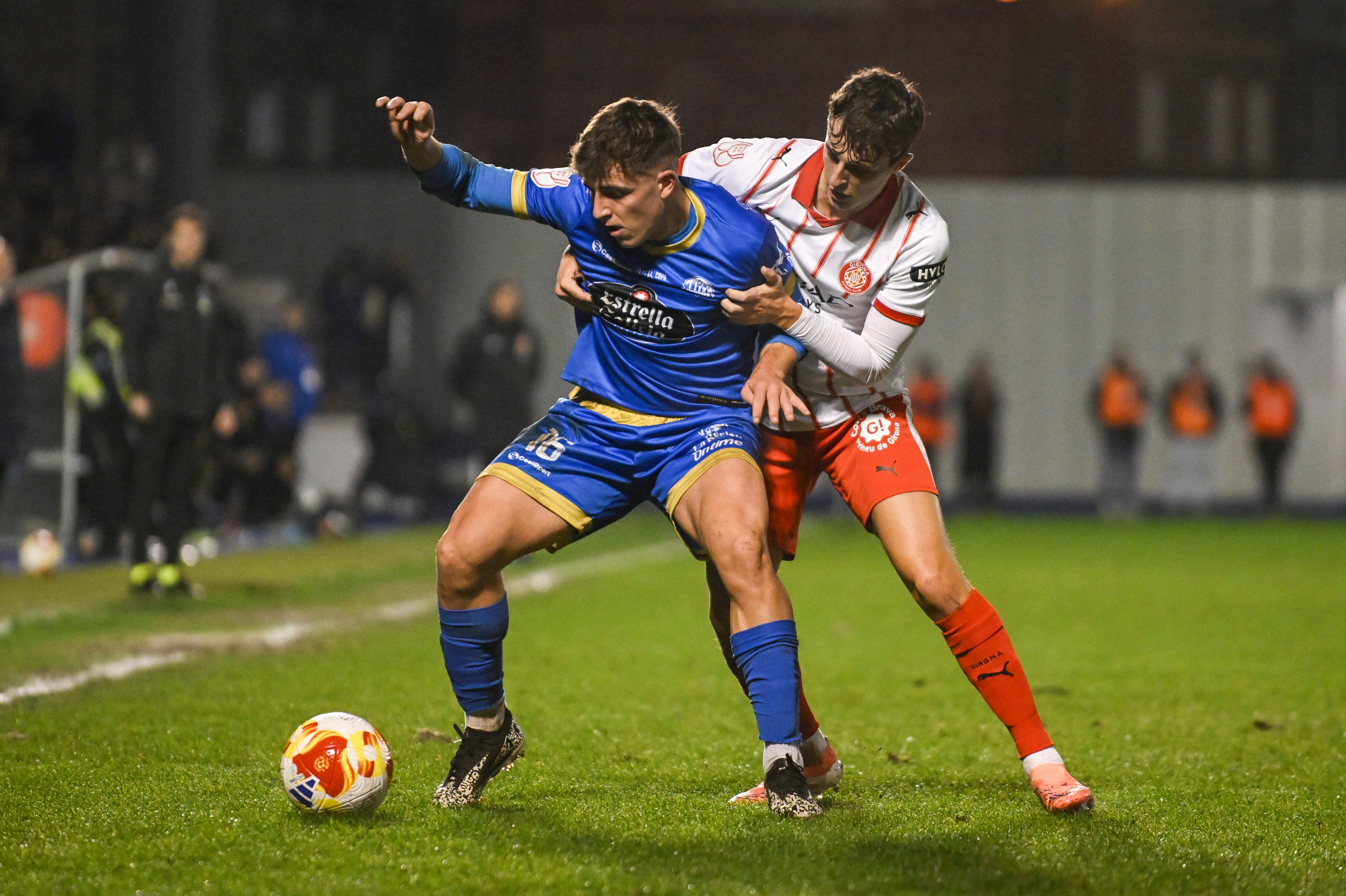 David Muñoz pugna el balón con un jugador del Girona durante el partido de Copa del Rey