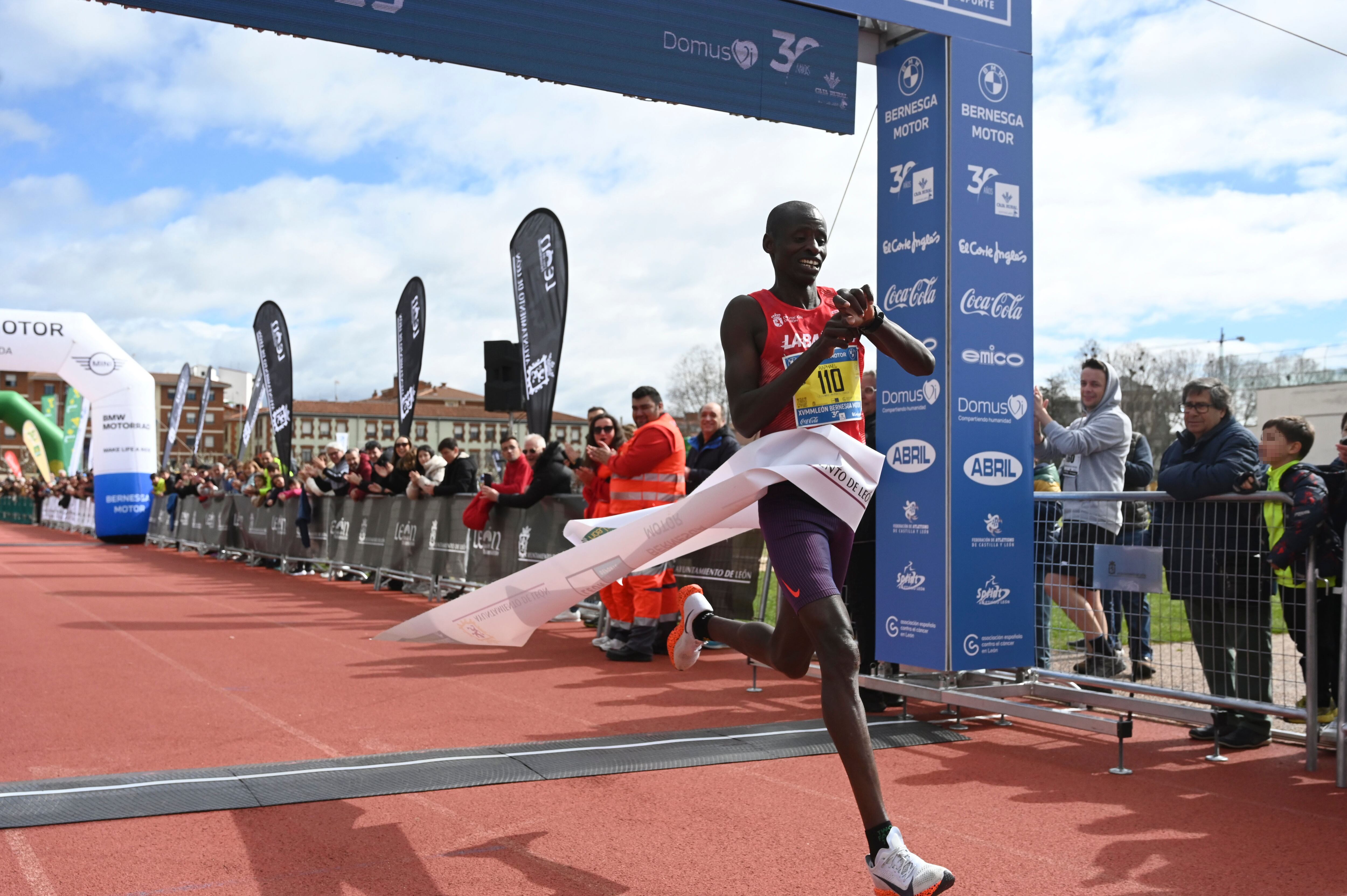 LEÓN, 23/03/2025.- El atleta Raphael Olekei cruza la línea de meta para ganar la Media Maratón de León disputada este domingo. EFE/ J. Casares