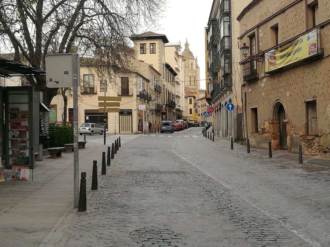 El restablecimiento de la zona ORA conllevaría revertir la restricción del tráfico en el recinto amurallado