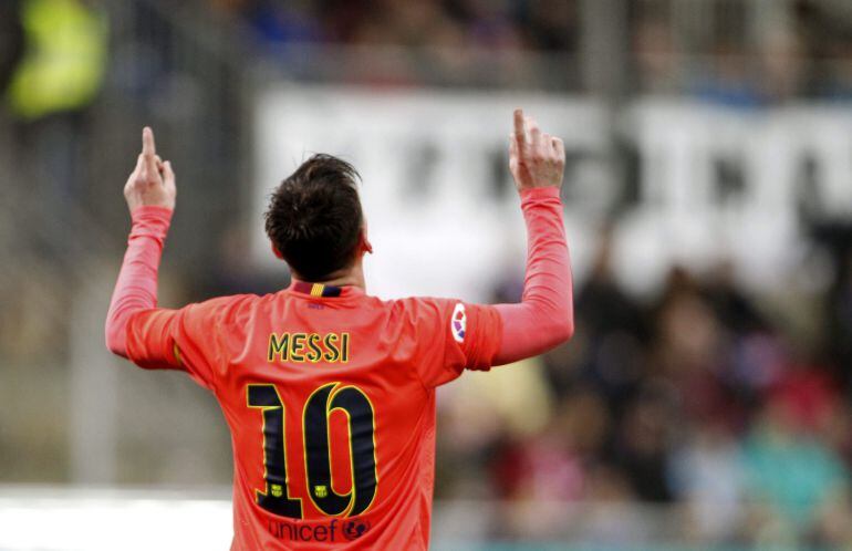 GRA337. EIBAR (GIPUZKOA), 14/03/2015.- El delantero argentino del FC Barcelona Lionel Messi (i) celebra uno de sus goles ante el Eibar durante el partido de la vigésima séptima jornada de liga de Primera División, disputado esta tarde en el estadio de Ipurua. EFE/Javier Etxezarreta