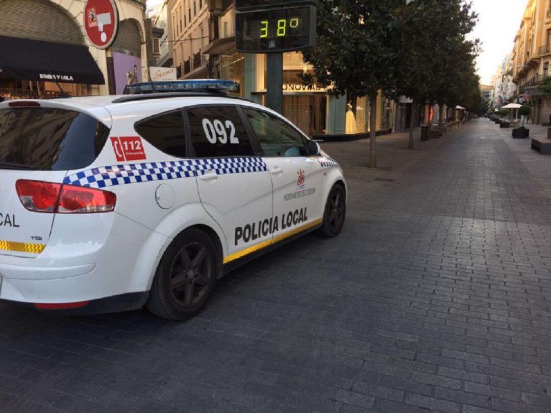 Una patrulla de la Policía Local vigila la calle Cruz Conde