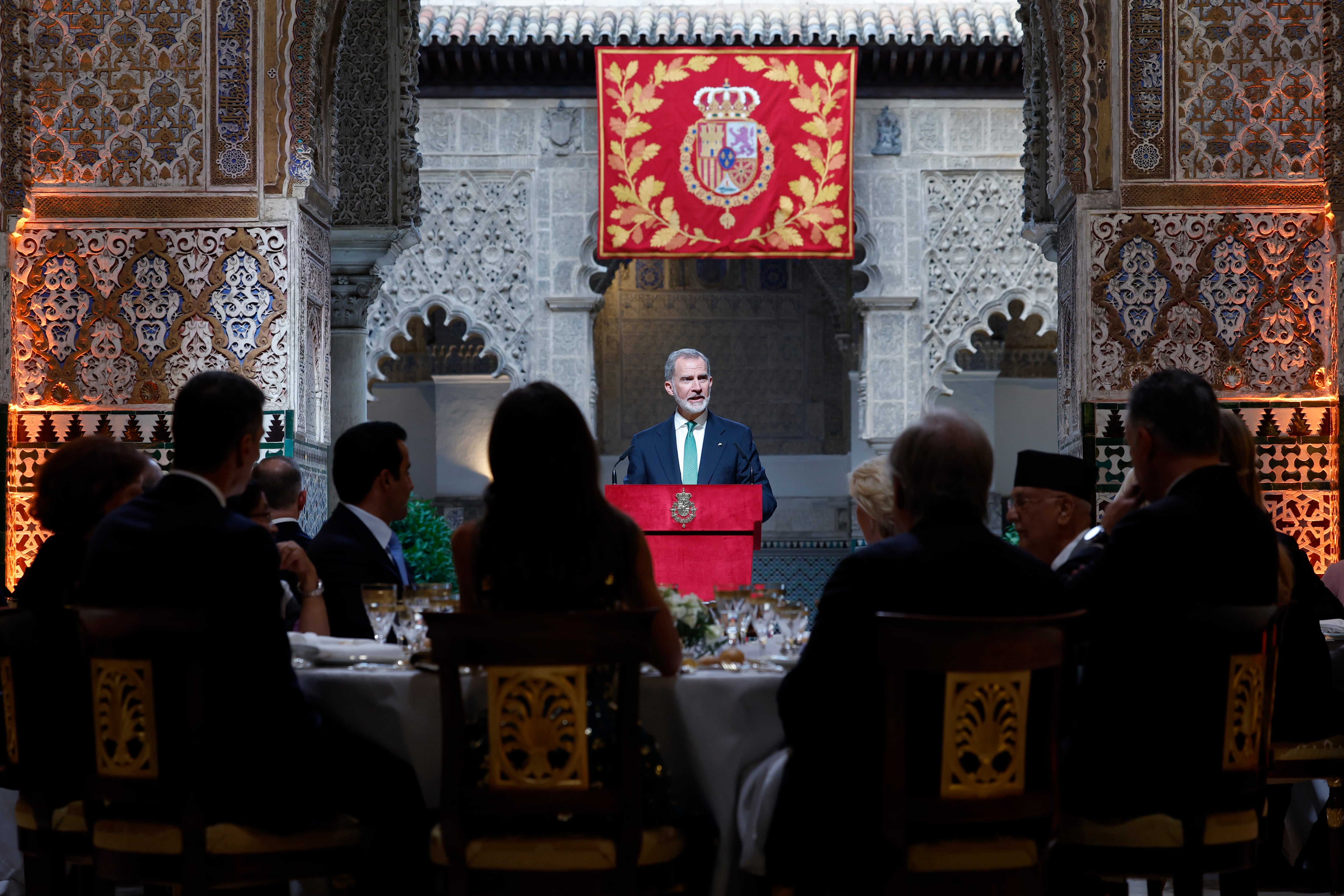 SEVILLA, 29/06/2025.- El rey Felipe VI ofrece un discurso, este domingo, durante la cena de gala que han ofrecido los reyes a los líderes mundiales que asisten a la IV Conferencia Internacional sobre Financiación para el Desarrollo. EFE/ Mariscal POOL
