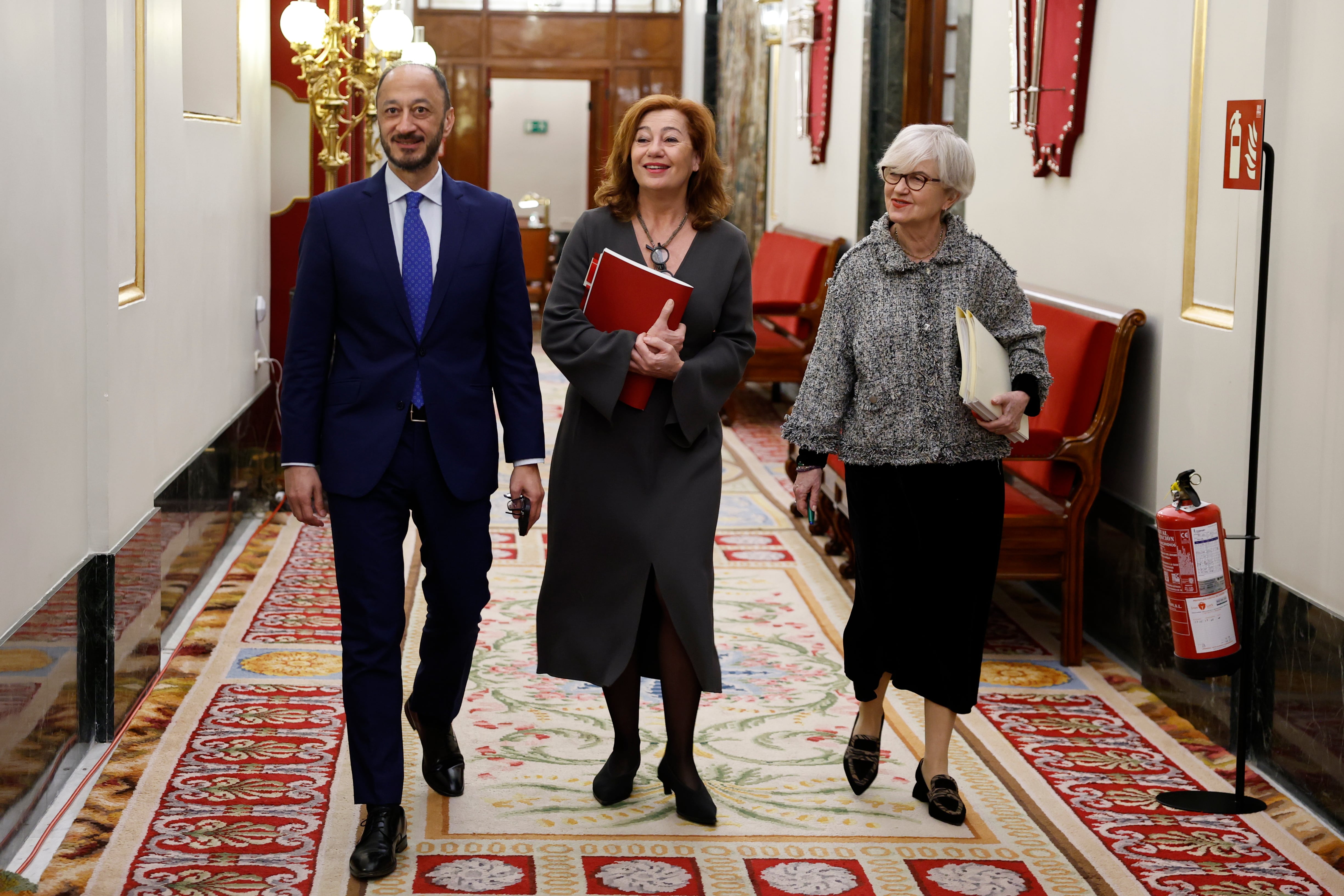 MADRID, 17/02/2026.- La presidenta del Congreso, Francina Armengol (c), el vicepresidenterimero, Alfonso Rodríguez Gómez de Celis, y la secretaria segunda de la Mesa del Congreso, Isaura Leal, se dirigen a asistir a una reunión de la Mesa del Congreso, este martes, en la Cámara Baja. EFE/ Chema Moya