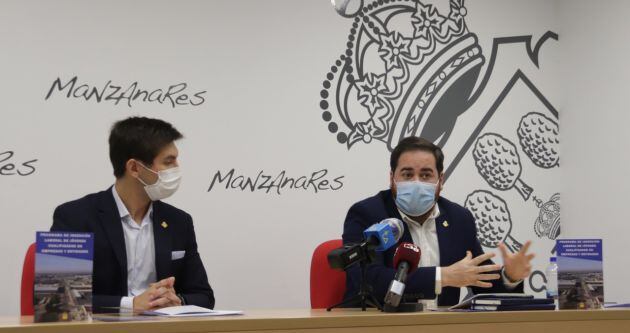 Presentación del plan de inserción juvenil en Manzanares por los concejales Pablo Camacho y Manuel José Palacios