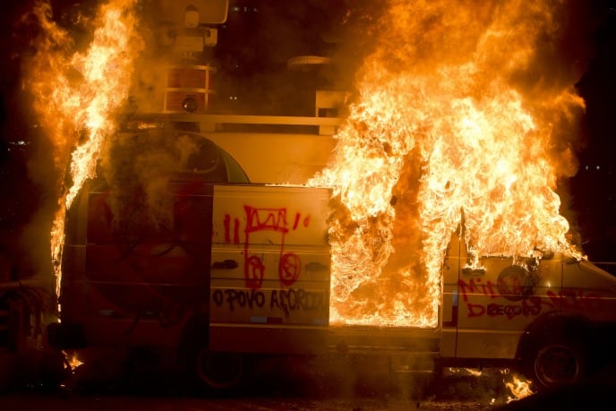 El vehículo de la cadena de televisión TV Record arde en llamas en Sao Paulo