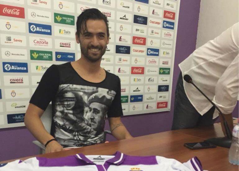Nuno Silva, durante su presentación, vistiendo la polémica camiseta