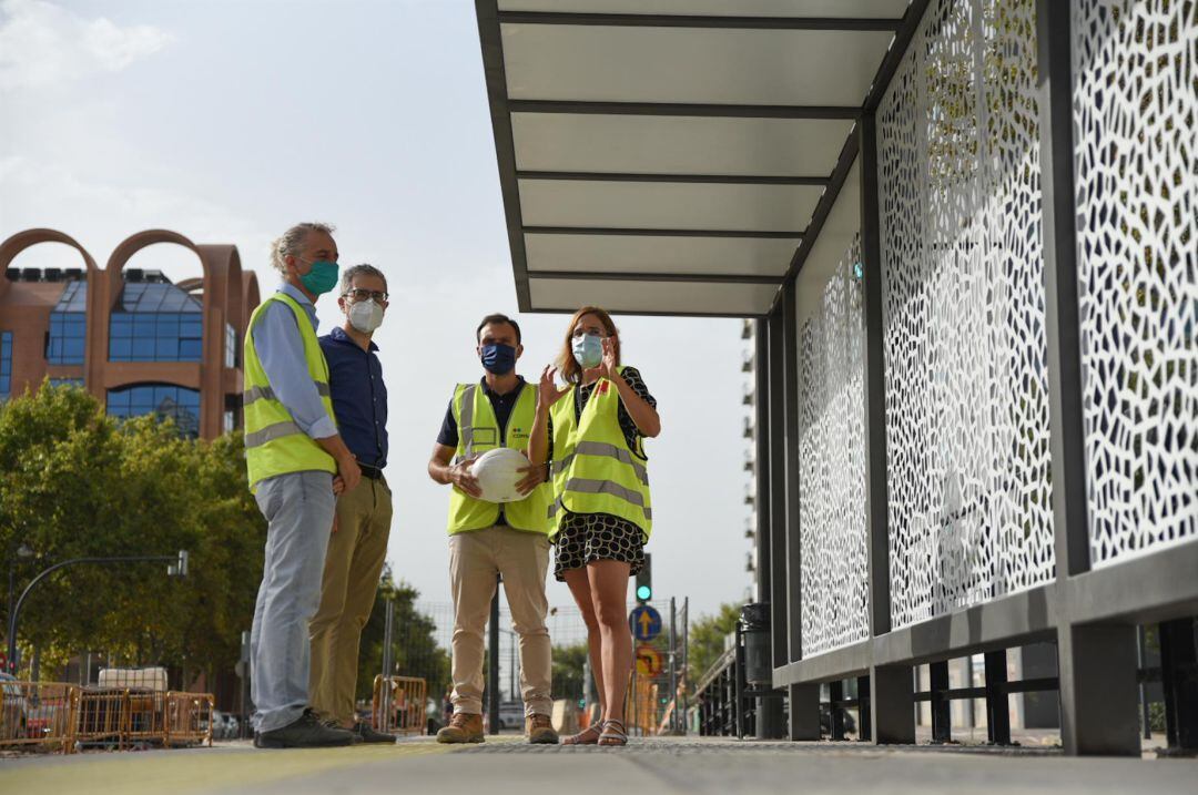 El conseller de Política Territorial, Obras Públicas y Movilidad, Arcadi España (2i) durante su visita para hacer seguimiento de los trabajos de instalación de las primeras paradas en el tramo en superficie de la L10 de Metrovalencia.