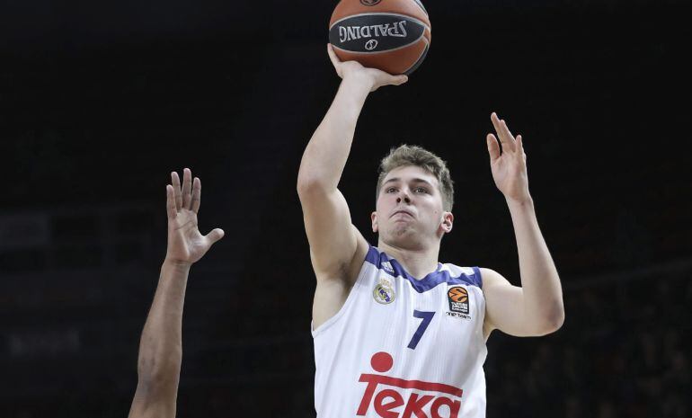 Luka Doncic tira a canasta en el partido entre el Anadolu Efes y el Real Madrid de la Euroliga.