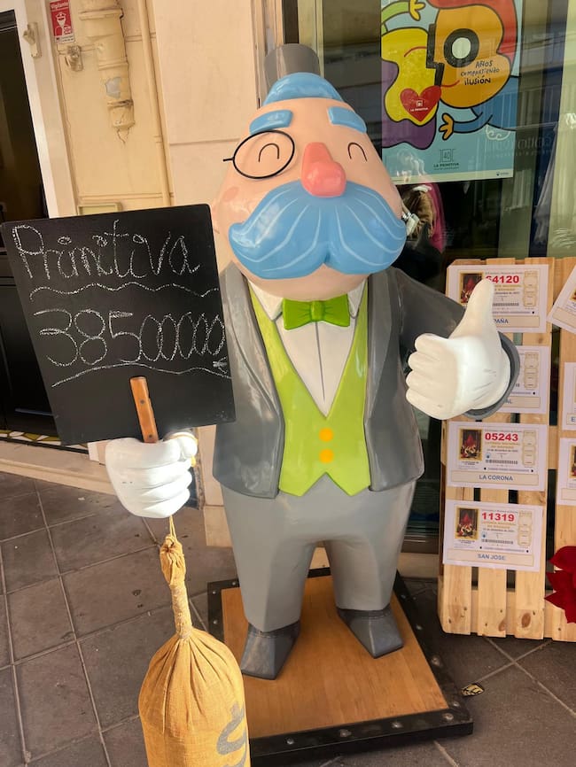 Números que vuelan a Alemania y Andorra: la fiebre de la Lotería de Navidad en Cartagena