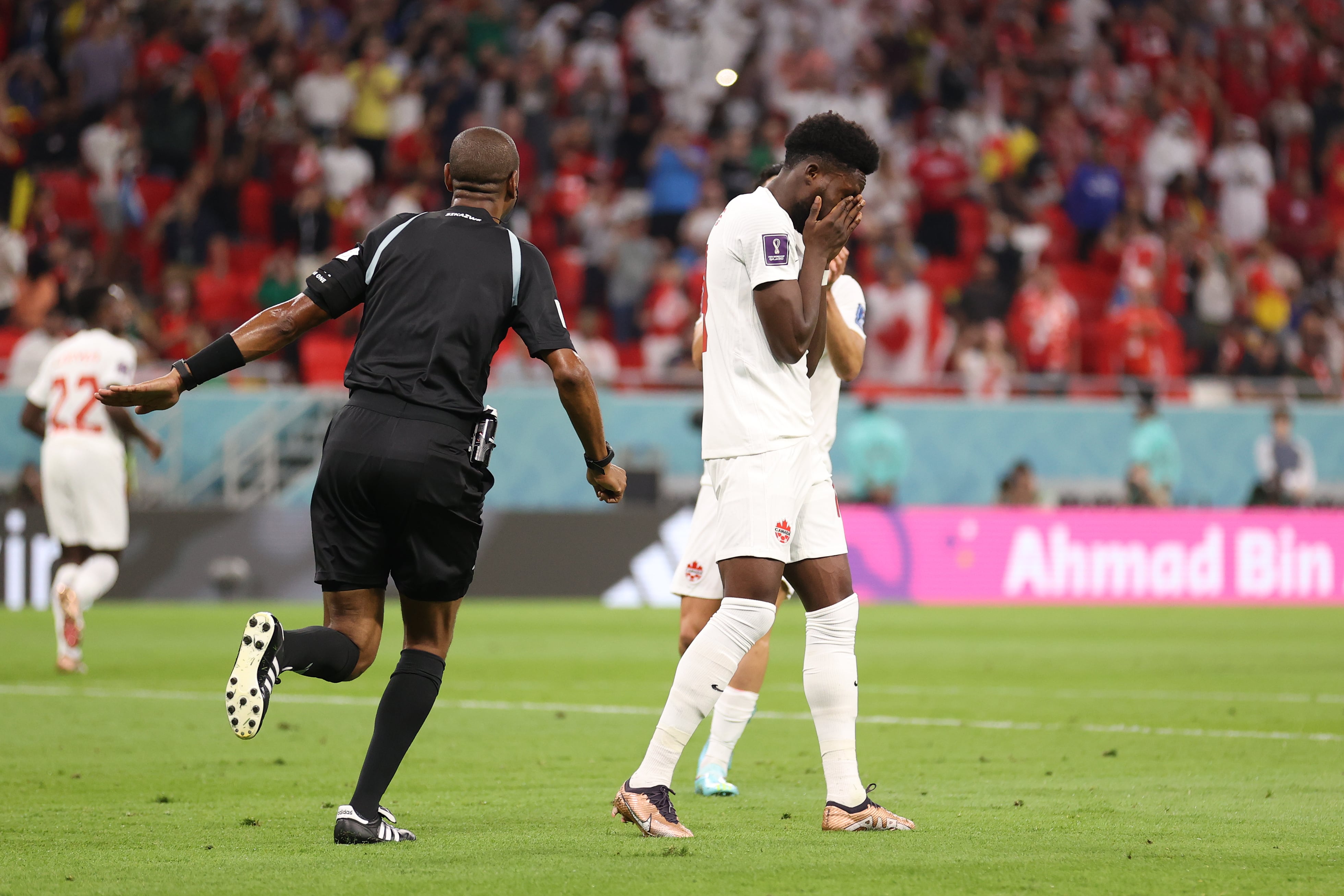 Alphonso Davies se lamenta tras fallar el penalti ante Courtois.