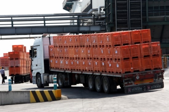 Imatge de la setmana passada d&#039;un camió carregat amb fruita de pinyol a la central Nufri de Mollerussa