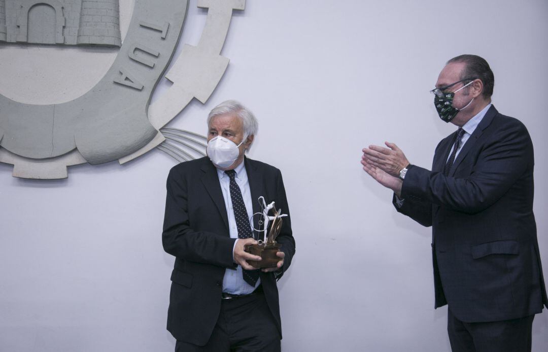 Alberto Peñín recibe el premio de Fomento