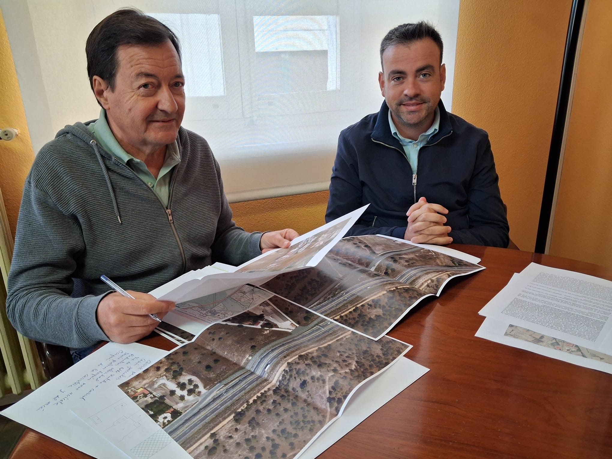Tomás Marcos y Carlos Fraile observan fotografías de donde se planifica el carril peatonal en Cuéllar