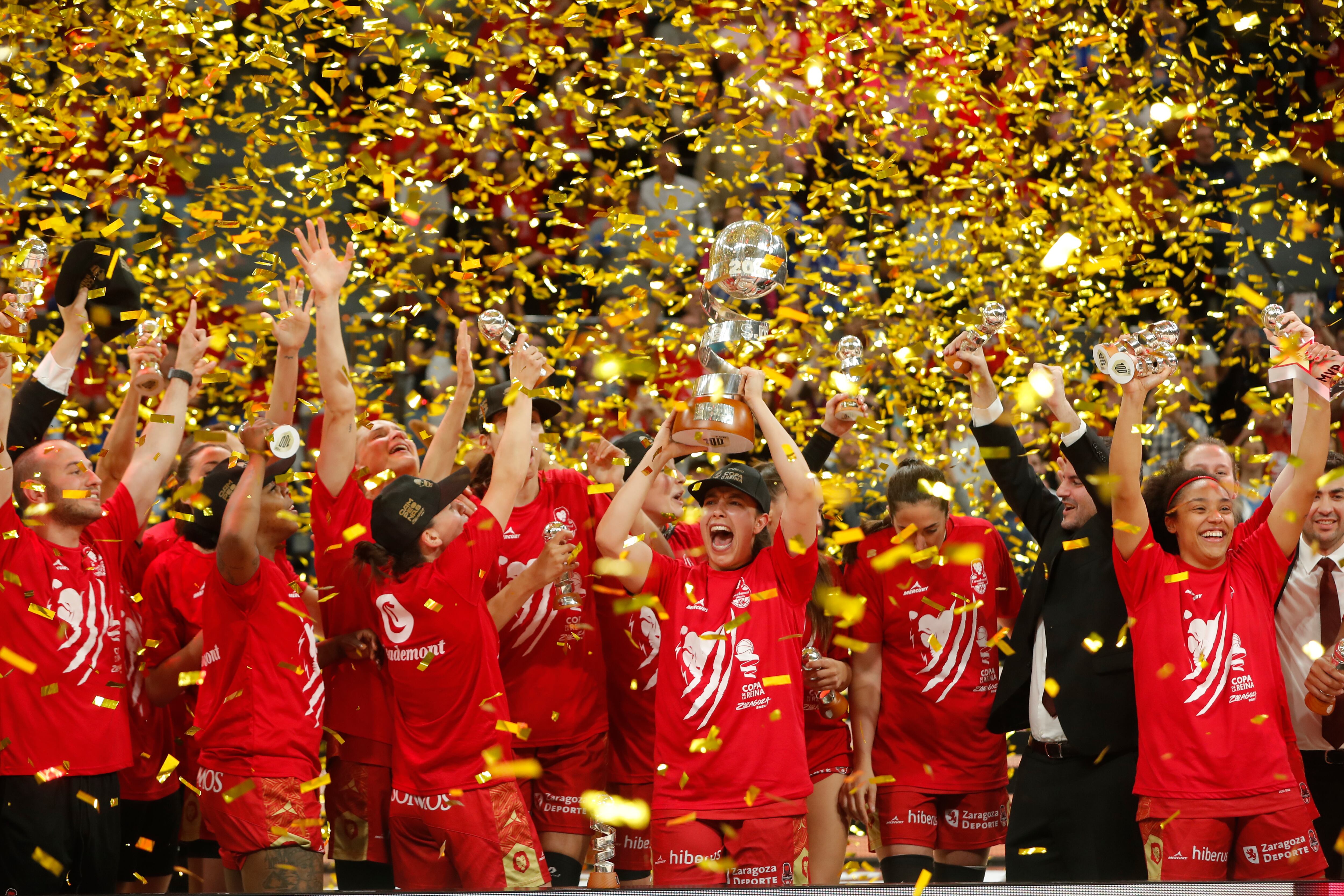 Las jugadoras del Casademont Zaragoza celebran su victoria en la final de la Copa de la Reina tras derrotar en la final al Perfumerías Avenida en el encuentro que han disputado hoy domingo en el Pabellón Príncipe Felipe de Zaragoza. EFE/Javier Cebollada.