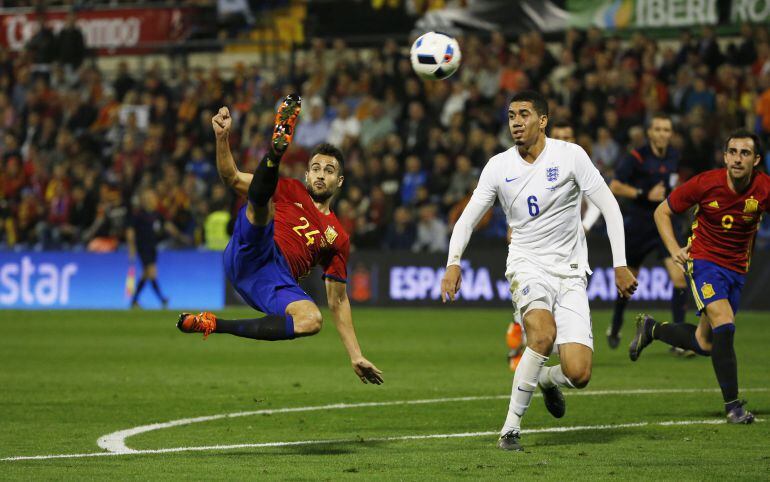 Mario Gaspar en su remate acrobático para hacer el primer gol