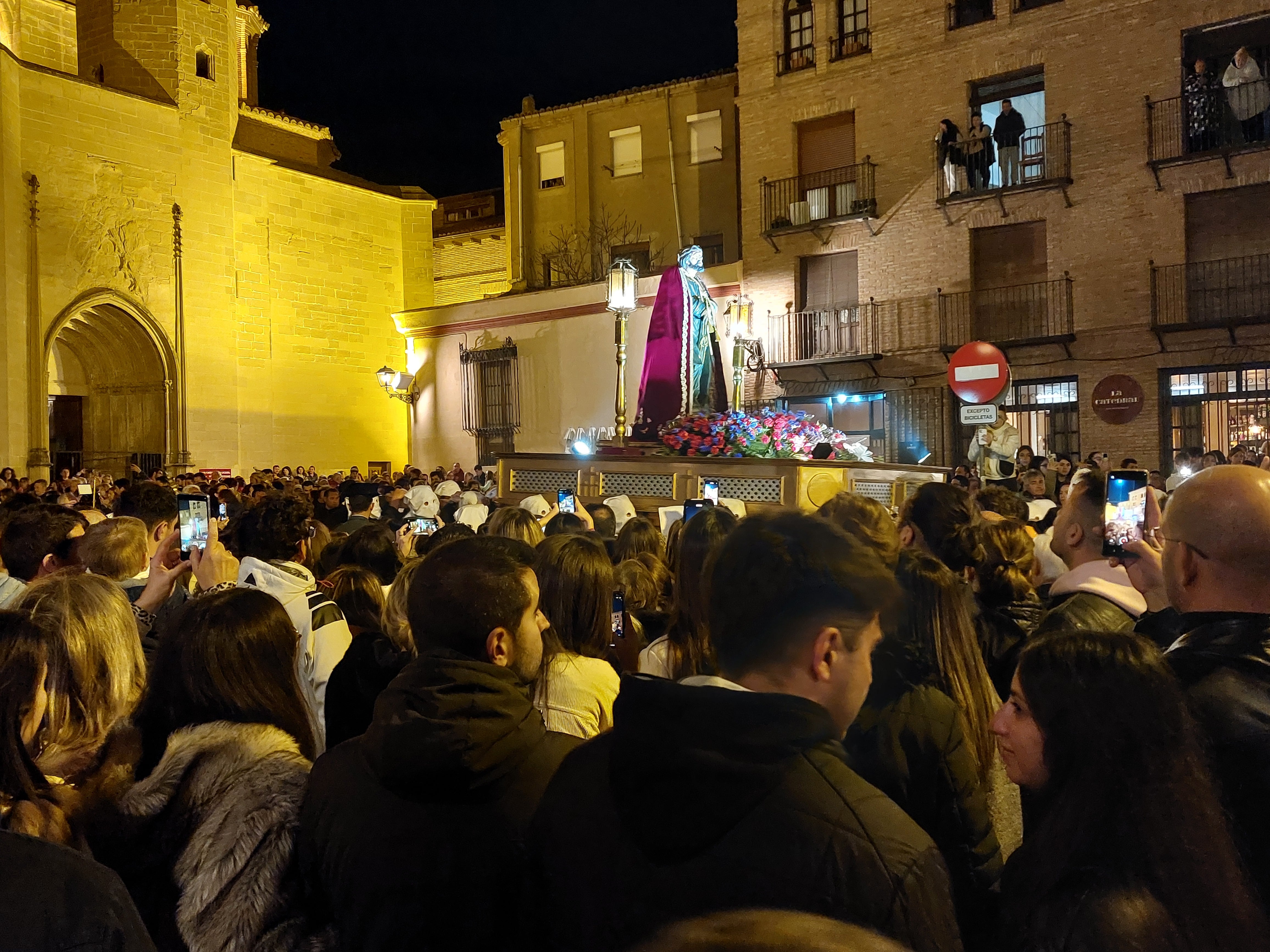 Procesión del Cristo de los Gitanos en salida desde la plaza de la Catedral