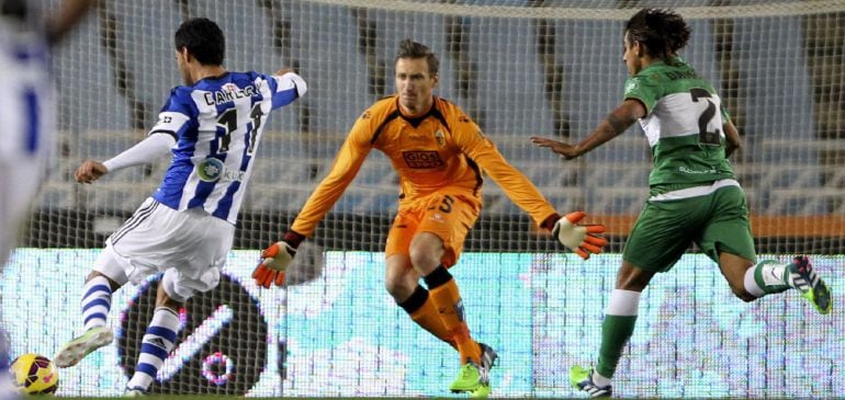 GRA498. SAN SEBASTIÁN, 28/11/2014.- El jugador mexicano de la Real Sociedad Carlos Vela (i) marca su segundo gol ante el Elche, durante el partido de Liga en Primera División disputado esta noche en el estadio de Anoeta, en San Sebastián. EFE/Juan Herrero.