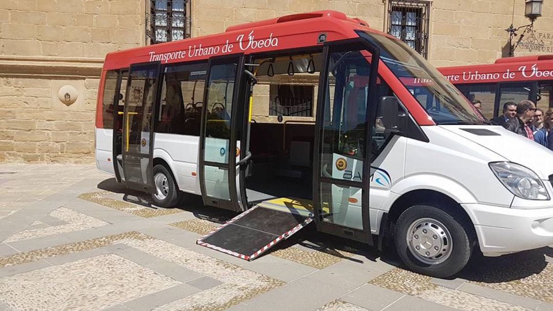 Uno de los dos autobuses urbanos de la flota municipal