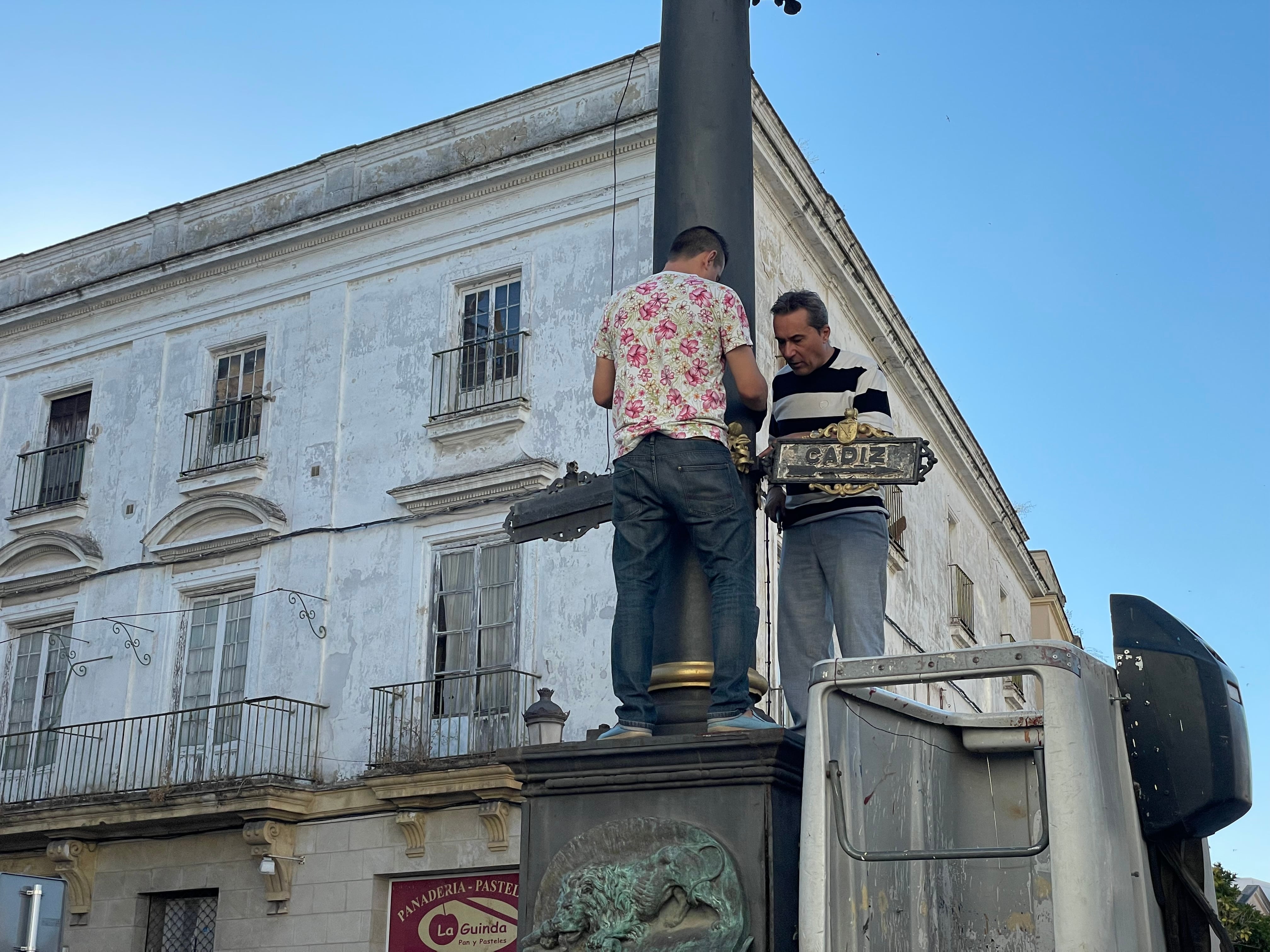 Se procede al desmontaje de los indicadores de dirección Cádiz y Sevilla