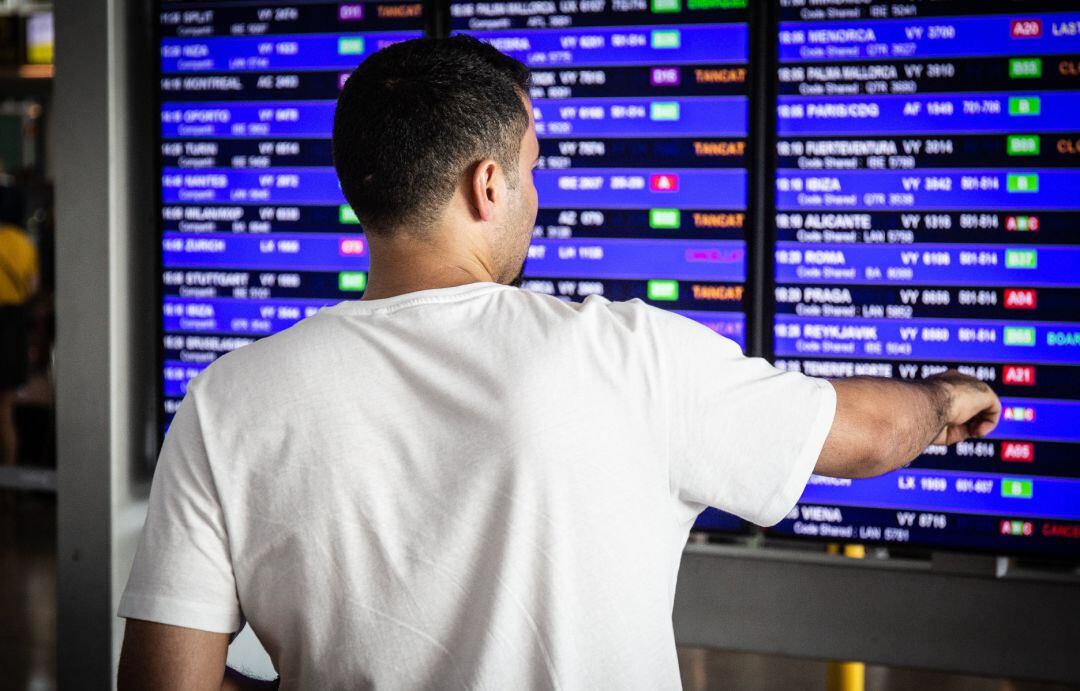 Un pasajero en el Aeropuerto 'Josep Tarradellas Barcelona-El Prat'.