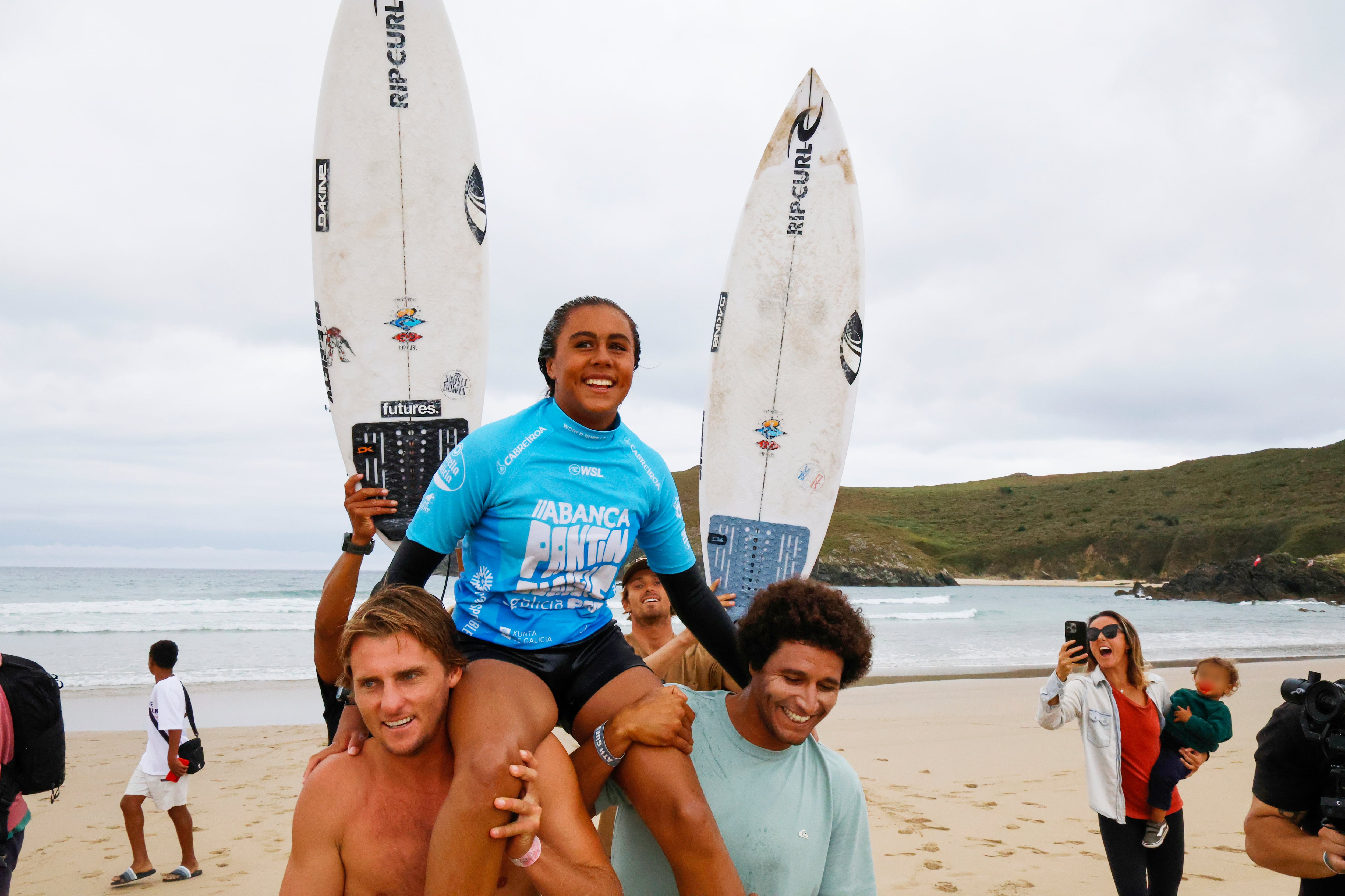 VALDOVIÑO, 31/08/2024.- La surfista Tya Zebrowski, este sábado tras el Pantín Classic. El portugués Afonso Antunes, de 21 años de edad, y la francesa Tya Zebrowski, de 13, se han convertido este sábado en los ganadores de la edición número 37 del Abanca Pantín Classic Galicia Pro, que ha finalizado en la playa de Pantín, en Valdoviño, un día antes de lo anunciado. EFE/ Kiko Delgado.