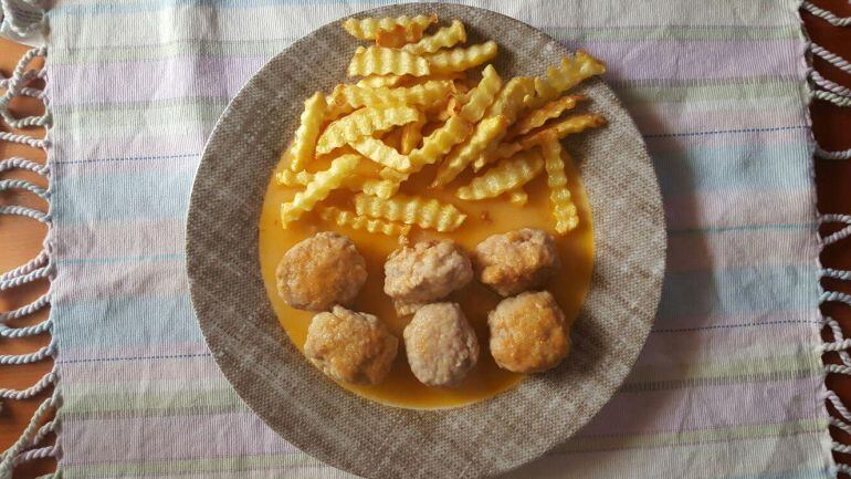 Albóndigas caseras con patatas fritas.