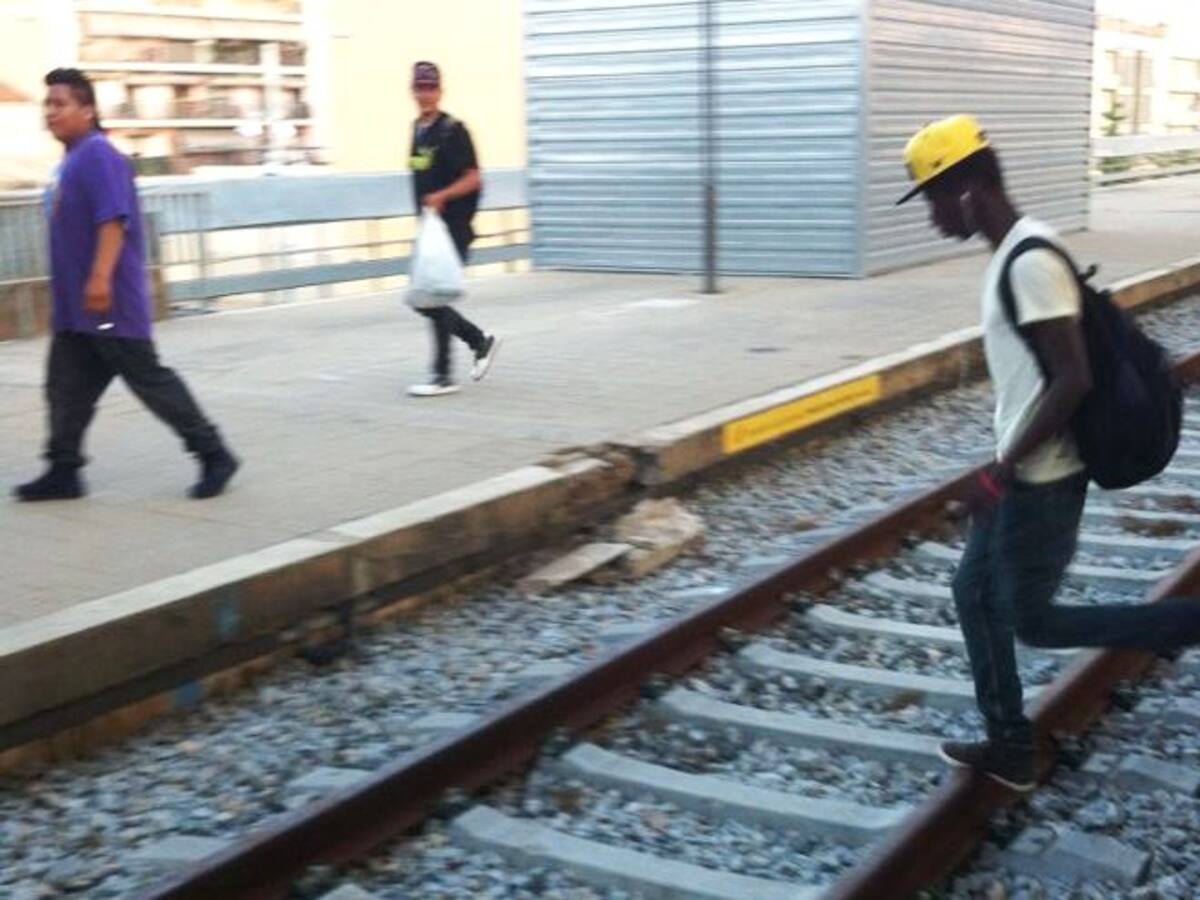 Jove travessant la via per un lloc prohibit