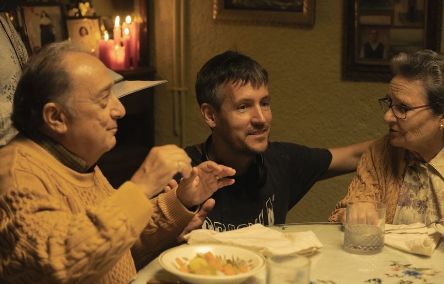 El director Enrique Buleo entre dos actores durante el rodaje de &#039;Bodegón con fantasmas&#039;.