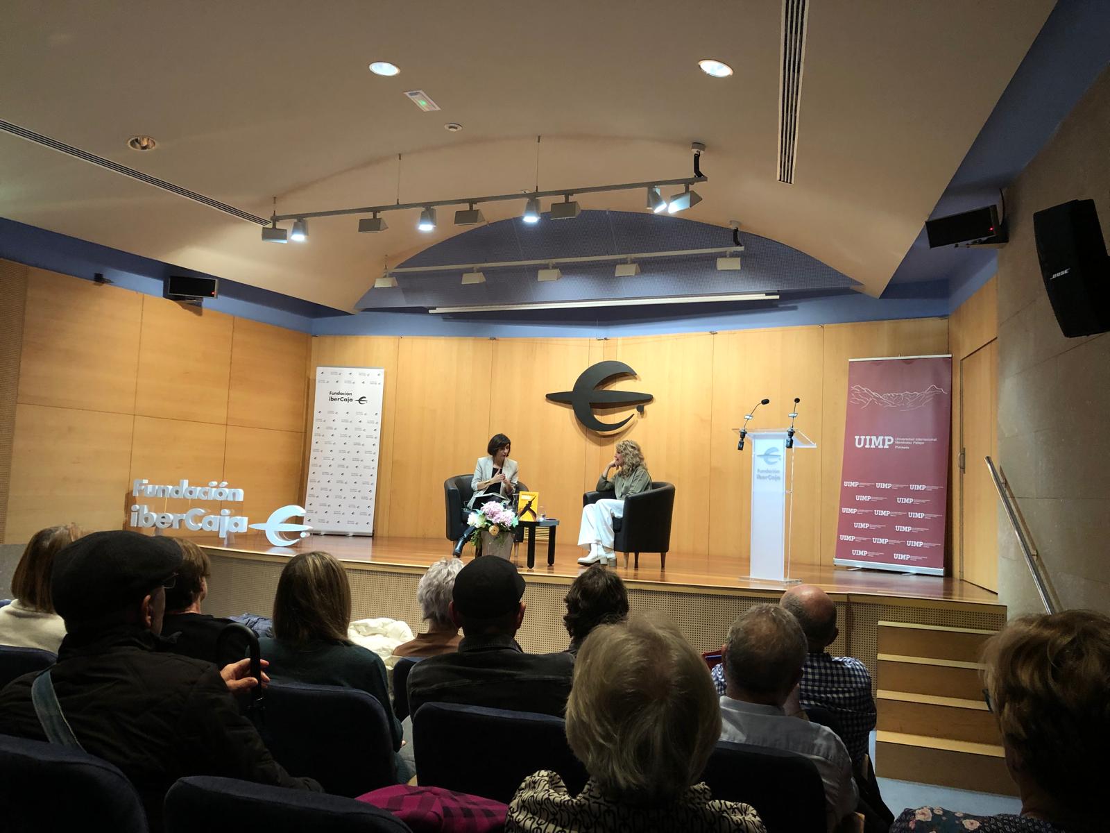 Verónica Fumanal y Carmen Lumbierres, en la charla celebrada este miércoles en el Palacio de Villahermosa, sede de la Fundación Ibercaja en Huesca