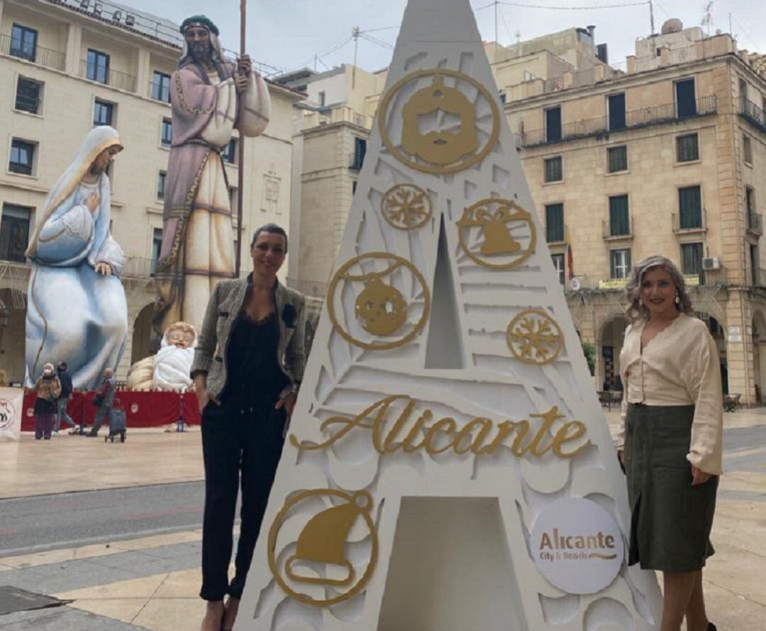 La presidenta de APHA, Victoria Puche, junto a la edil de Turismo, Mari Carmen Sánchez, presentando la campaña promicional para Navidad