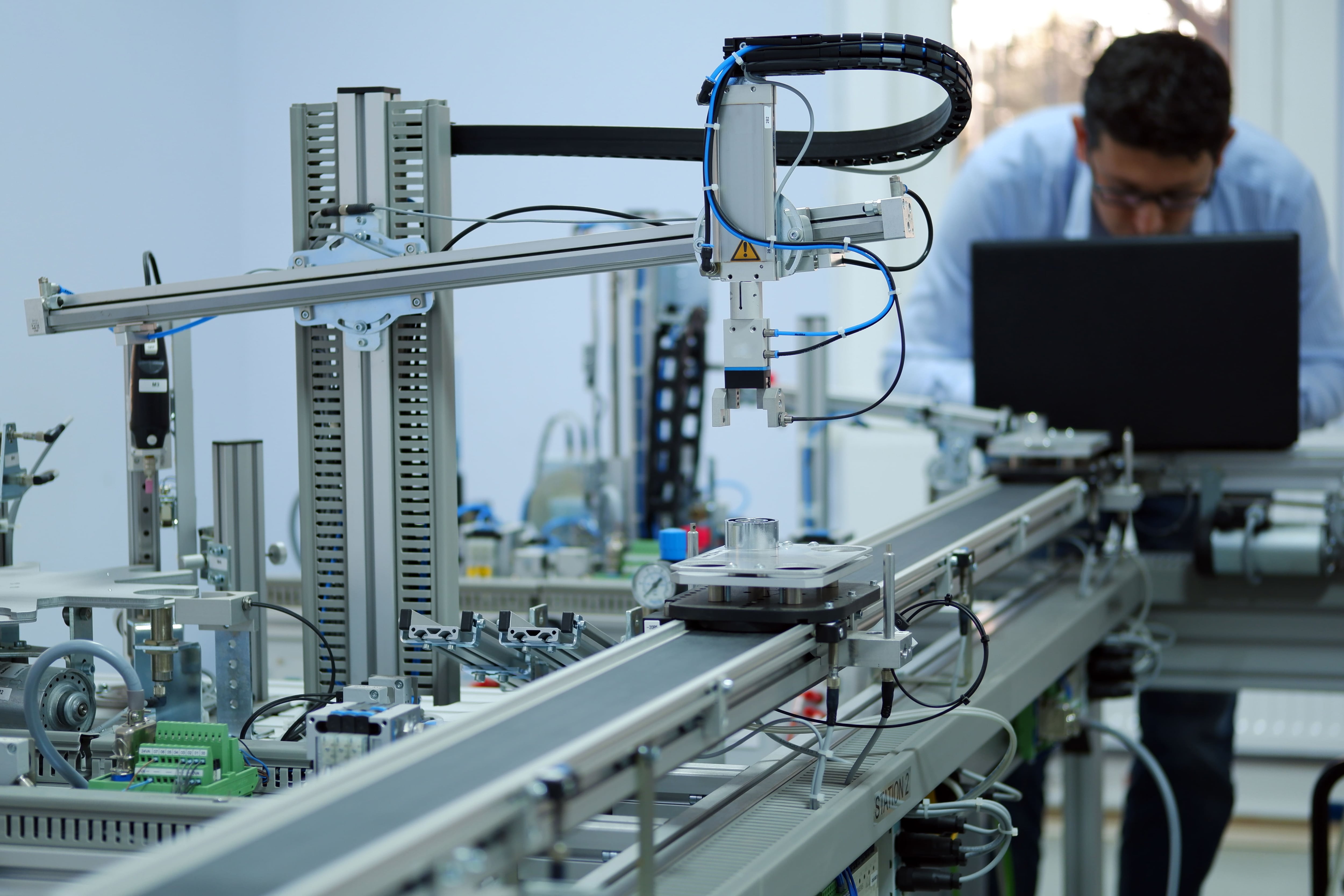 Un alumno trabajando en un laboratorio/taller de un centro de Formación Profesional