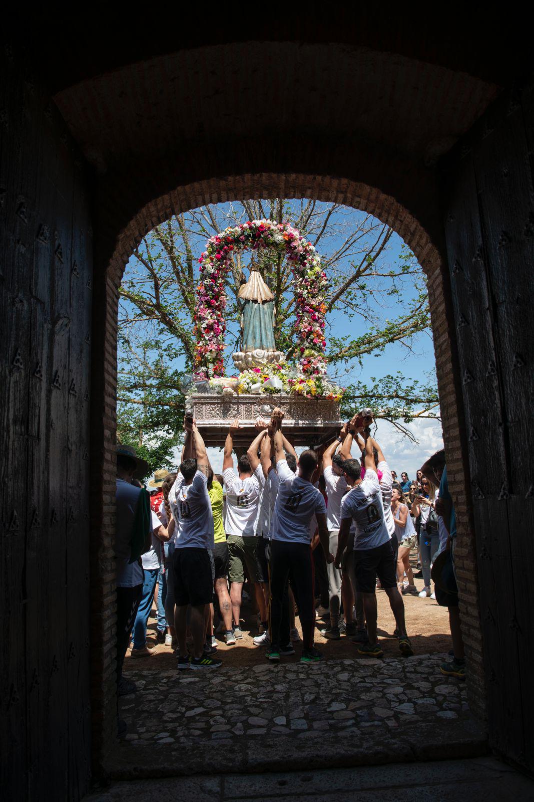 Vecinos portan  la imagen de la Virgen de Alarcos