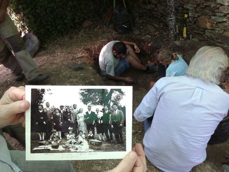 Momento de la localización de los restos y, en primer plano, una foto familiar